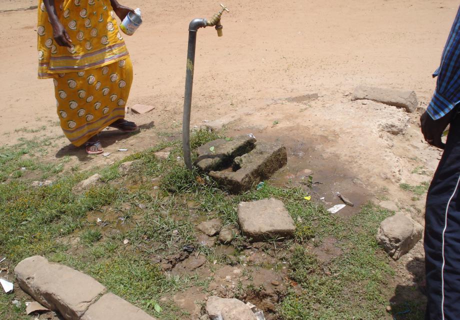  Sukuta Health Center: watervoorziening/ medich materiaal/ vrijwilligers