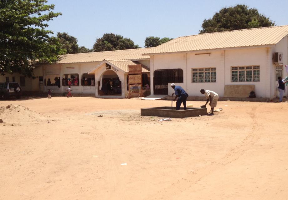  Sukuta Health Center: watervoorziening/ medich materiaal/ vrijwilligers